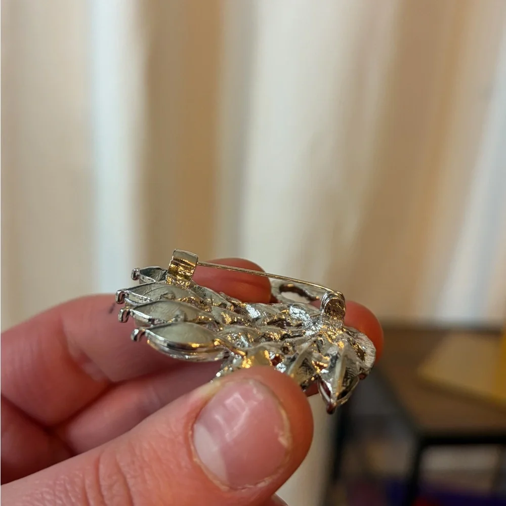 Elegant Crystal Swan Brooch pin - Picture 5 of 5